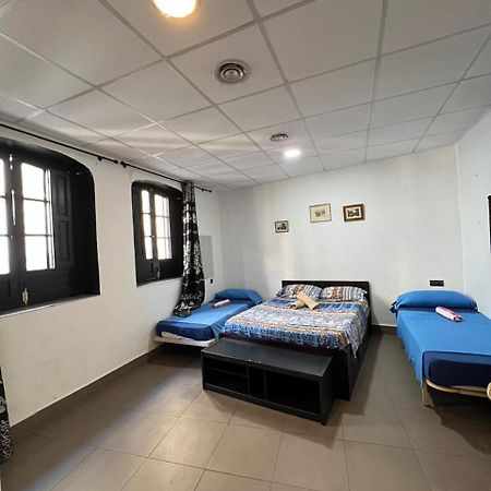 Hostal Milan Alicante Exteriör bild A room at the hostel