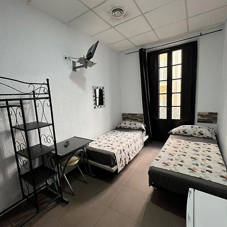 Hostal Milan Alicante Exteriör bild A typical hostel room in Spain