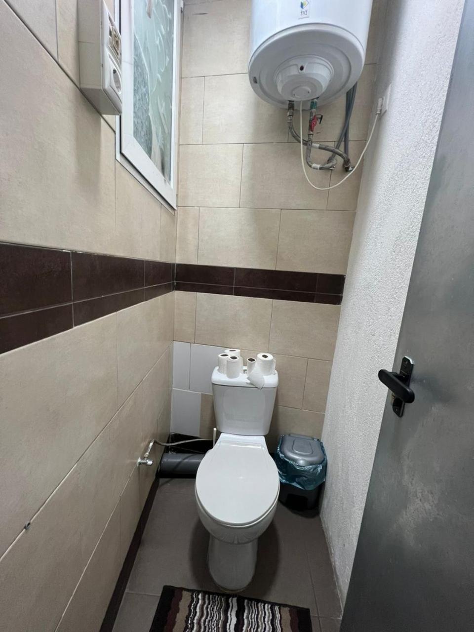 Hostal Milan Alicante Exteriör bild A toilet in a hotel