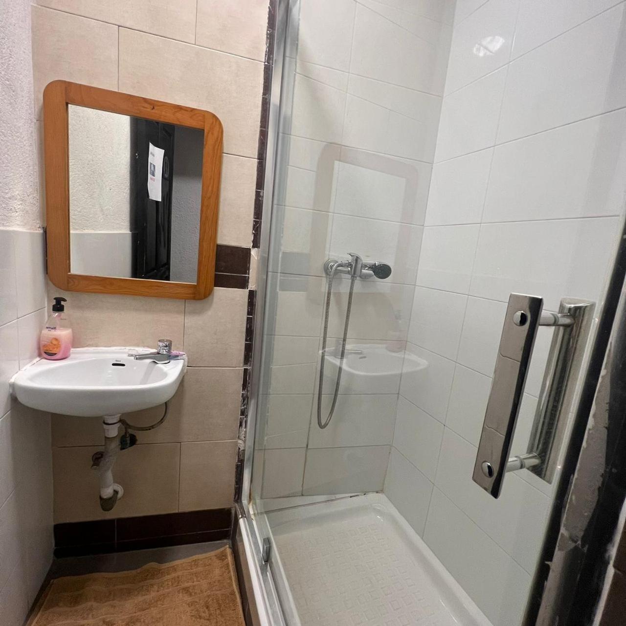 Hostal Milan Alicante Exteriör bild A shower cubicle