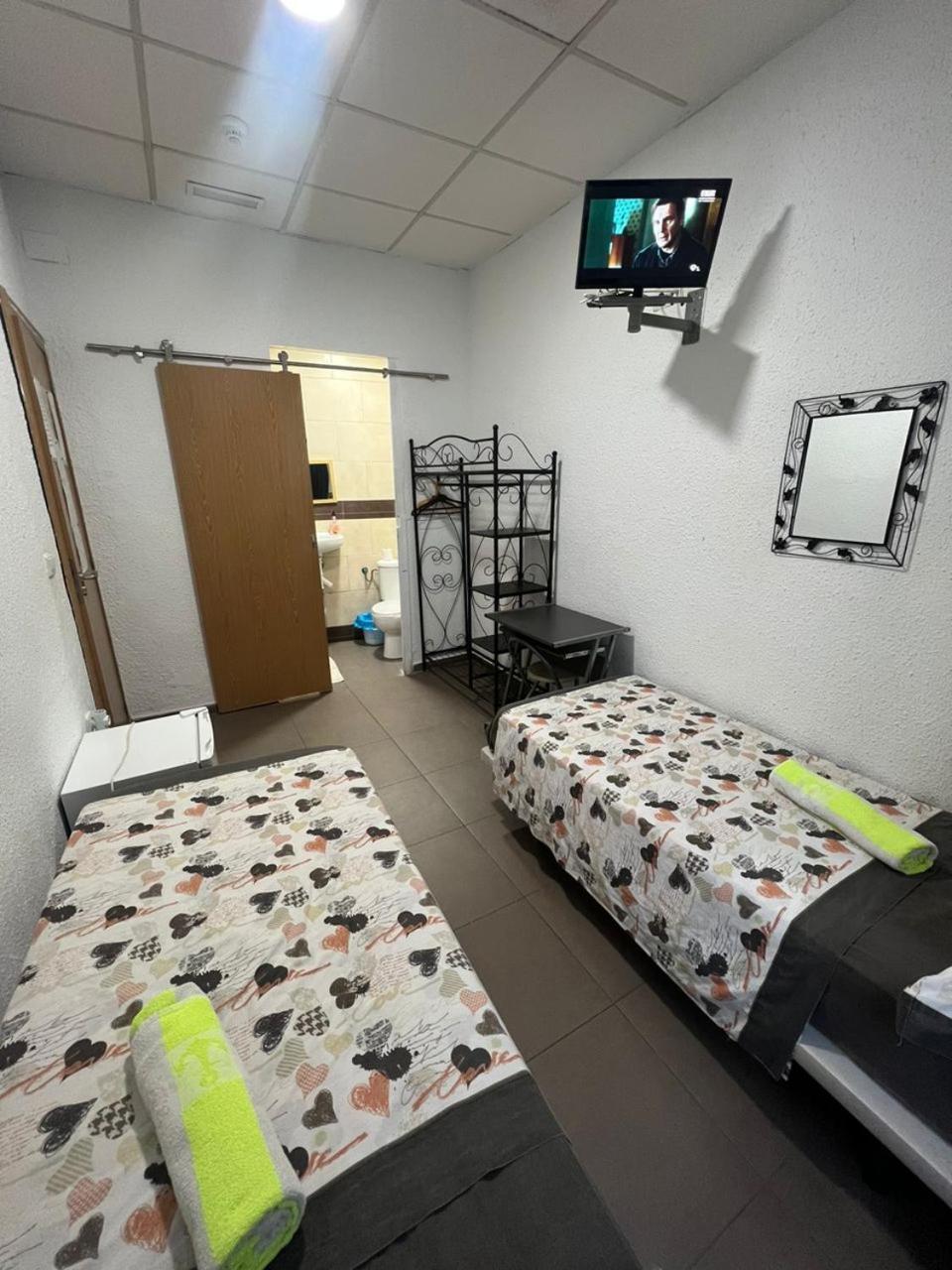 Hostal Milan Alicante Exteriör bild A room at a love hotel in Japan