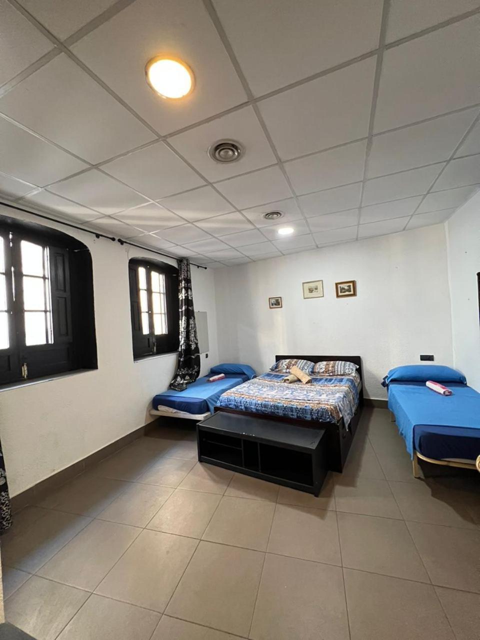 Hostal Milan Alicante Exteriör bild A room at the hostel
