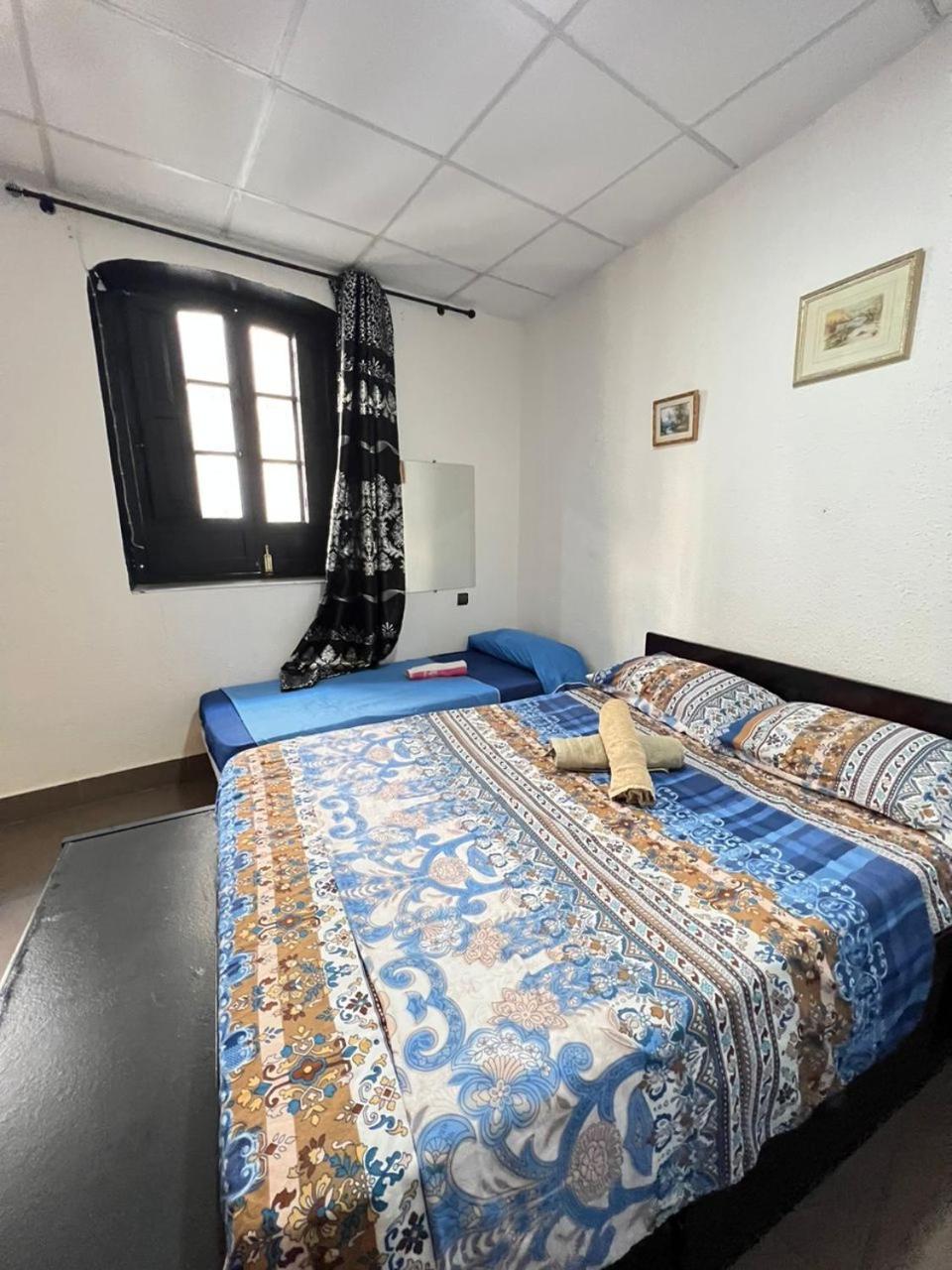 Hostal Milan Alicante Exteriör bild A bedroom in a guest house in India