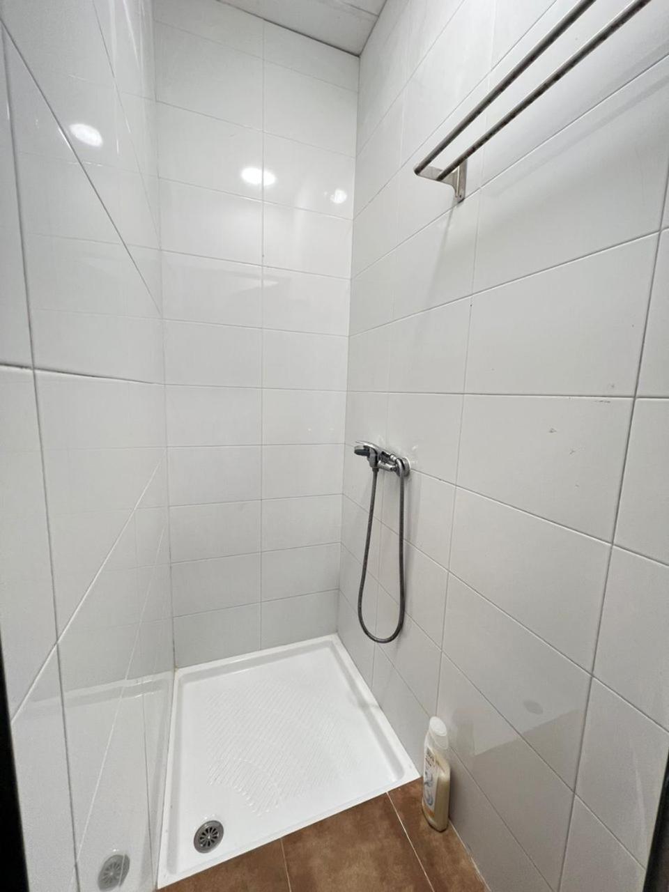 Hostal Milan Alicante Exteriör bild A shower