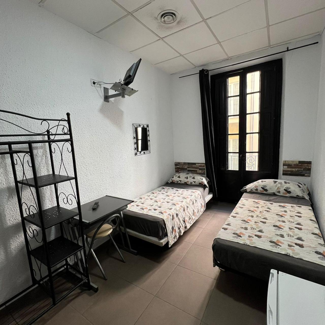 Hostal Milan Alicante Exteriör bild A typical hostel room in Spain