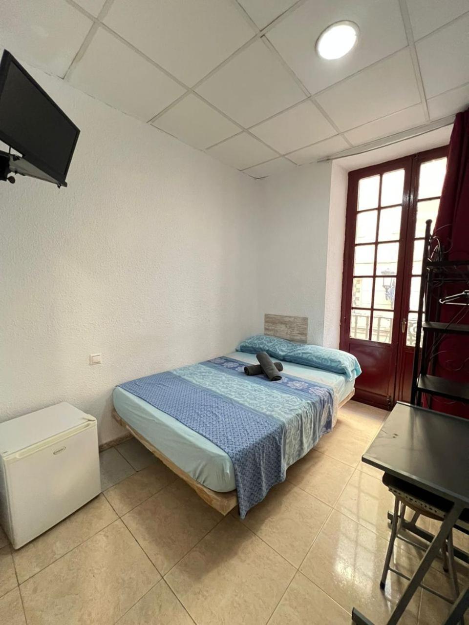 Hostal Milan Alicante Exteriör bild A room at the hostel