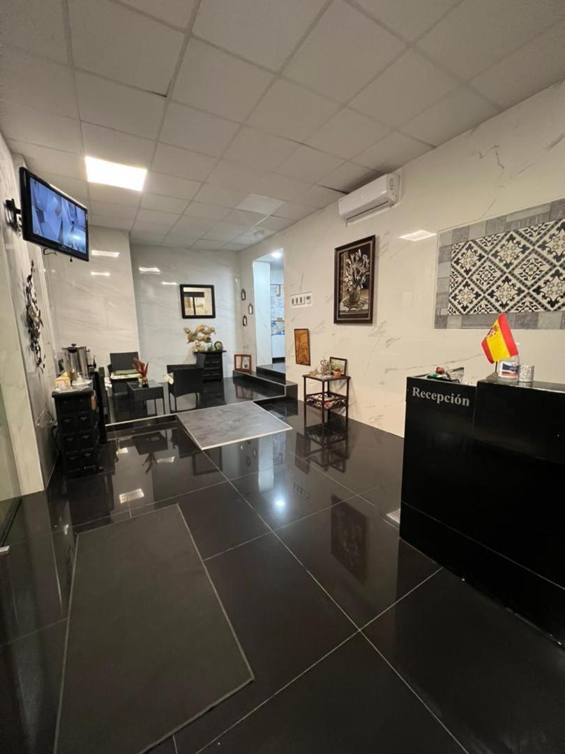 Hostal Milan Alicante Exteriör bild Reception