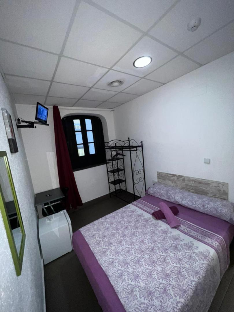 Hostal Milan Alicante Exteriör bild A room at the hotel