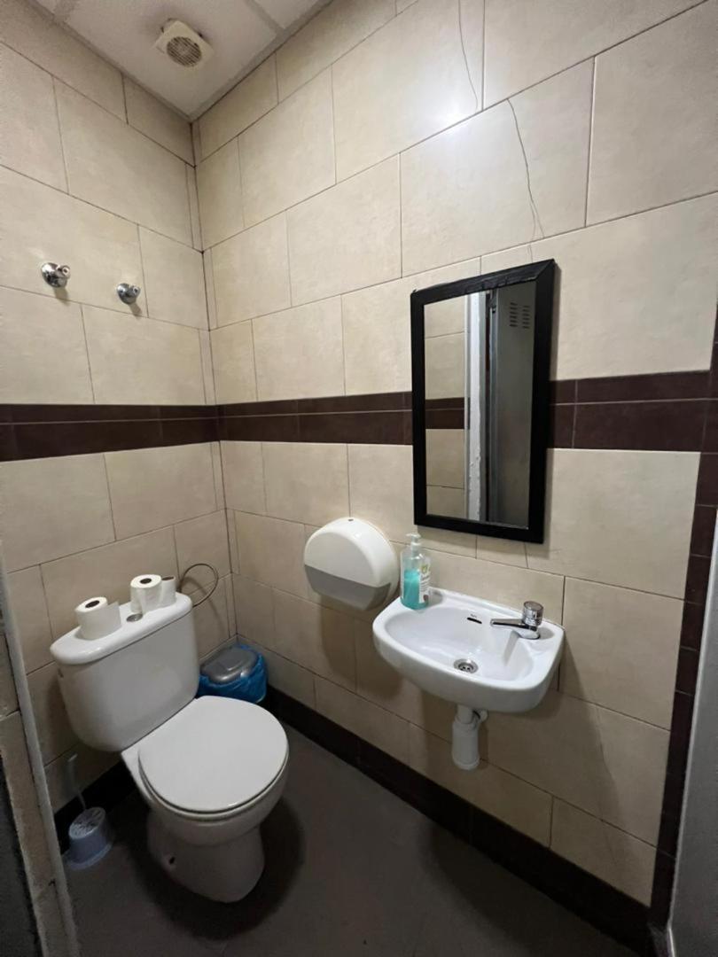Hostal Milan Alicante Exteriör bild Bathroom in a hotel