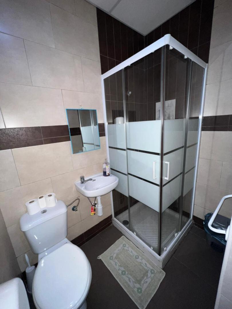 Hostal Milan Alicante Exteriör bild A shower cubicle