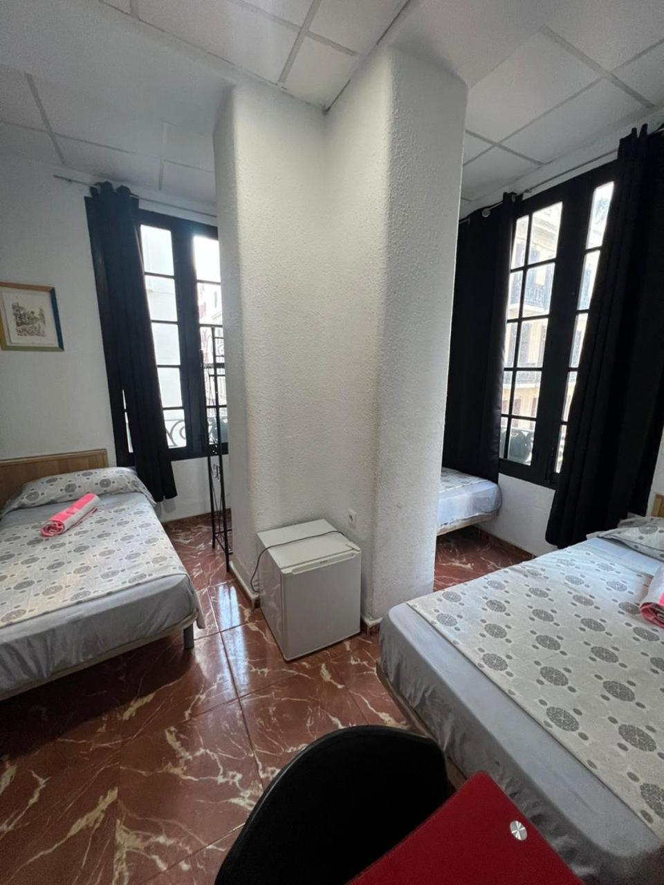Hostal Milan Alicante Exteriör bild A typical room at a hostal in Spain