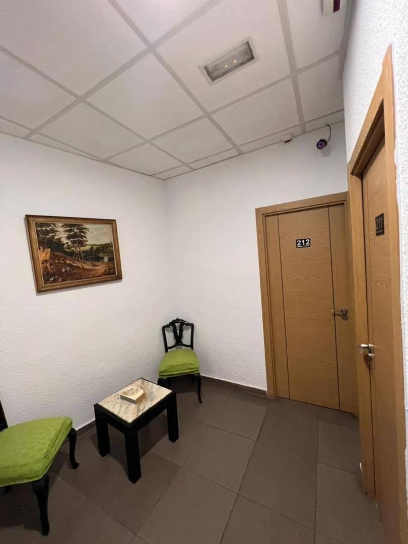 Hostal Milan Alicante Exteriör bild The waiting room of a doctor's office
