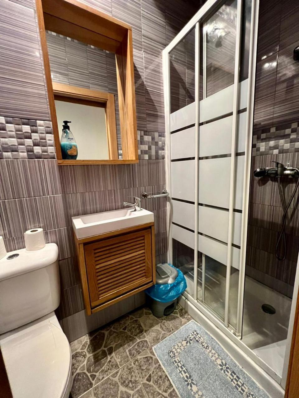 Hostal Milan Alicante Exteriör bild Bathroom with shower enclosure