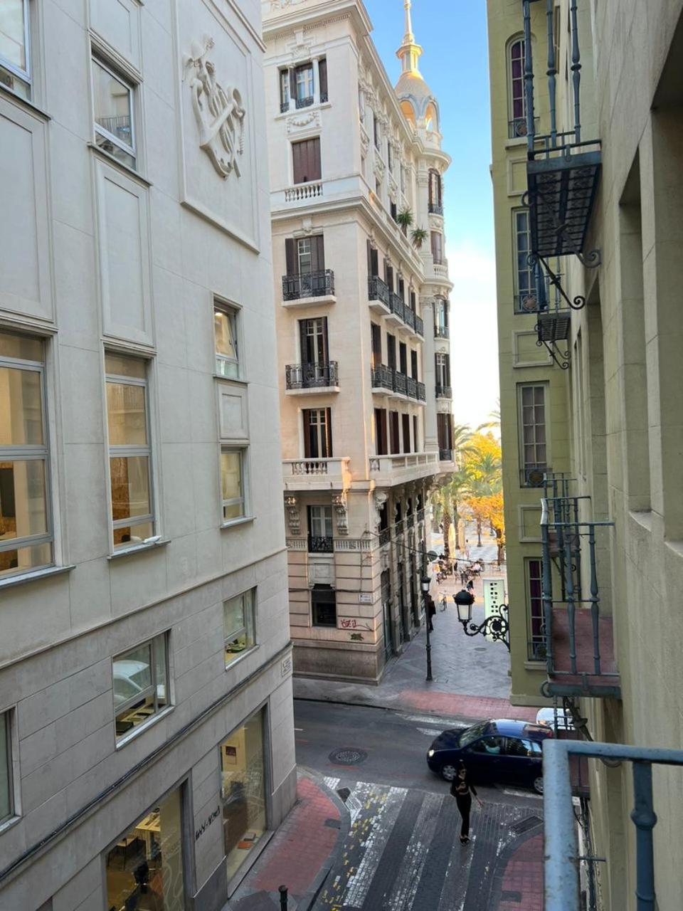 Hostal Milan Alicante Exteriör bild The narrow streets of the quarter