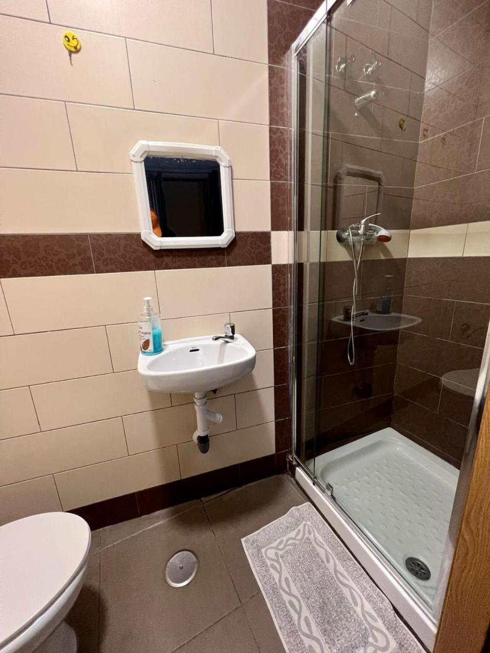 Hostal Milan Alicante Exteriör bild A shower cubicle