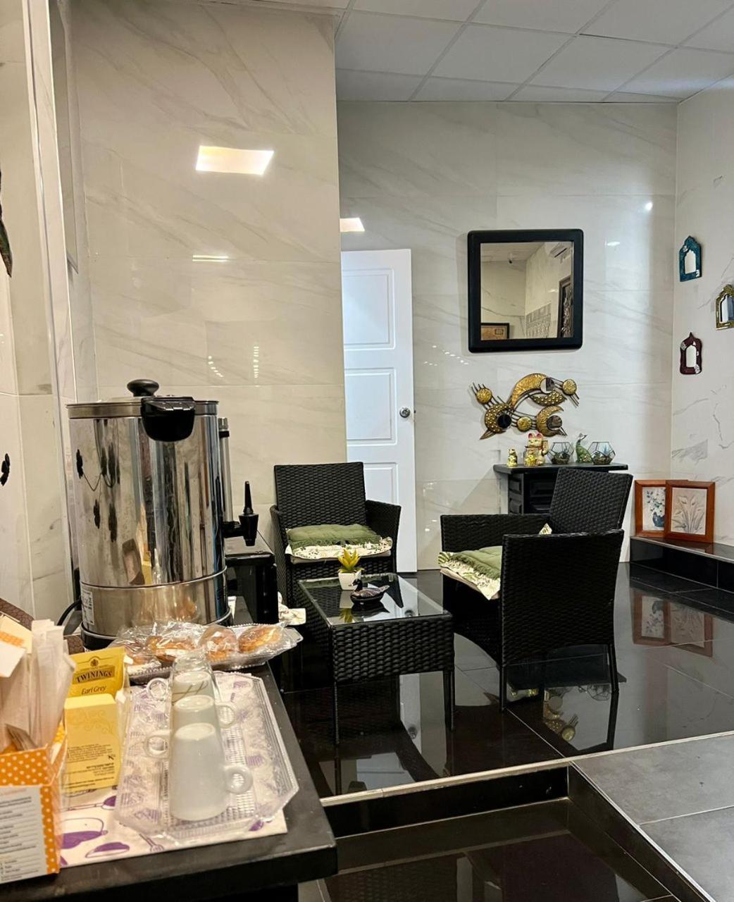 Hostal Milan Alicante Exteriör bild A coffee break