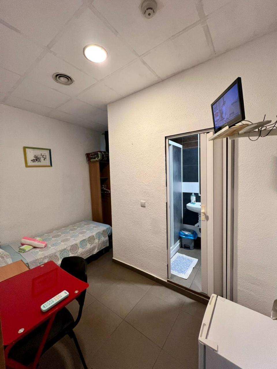 Hostal Milan Alicante Exteriör bild A room in a capsule hotel in Tokyo