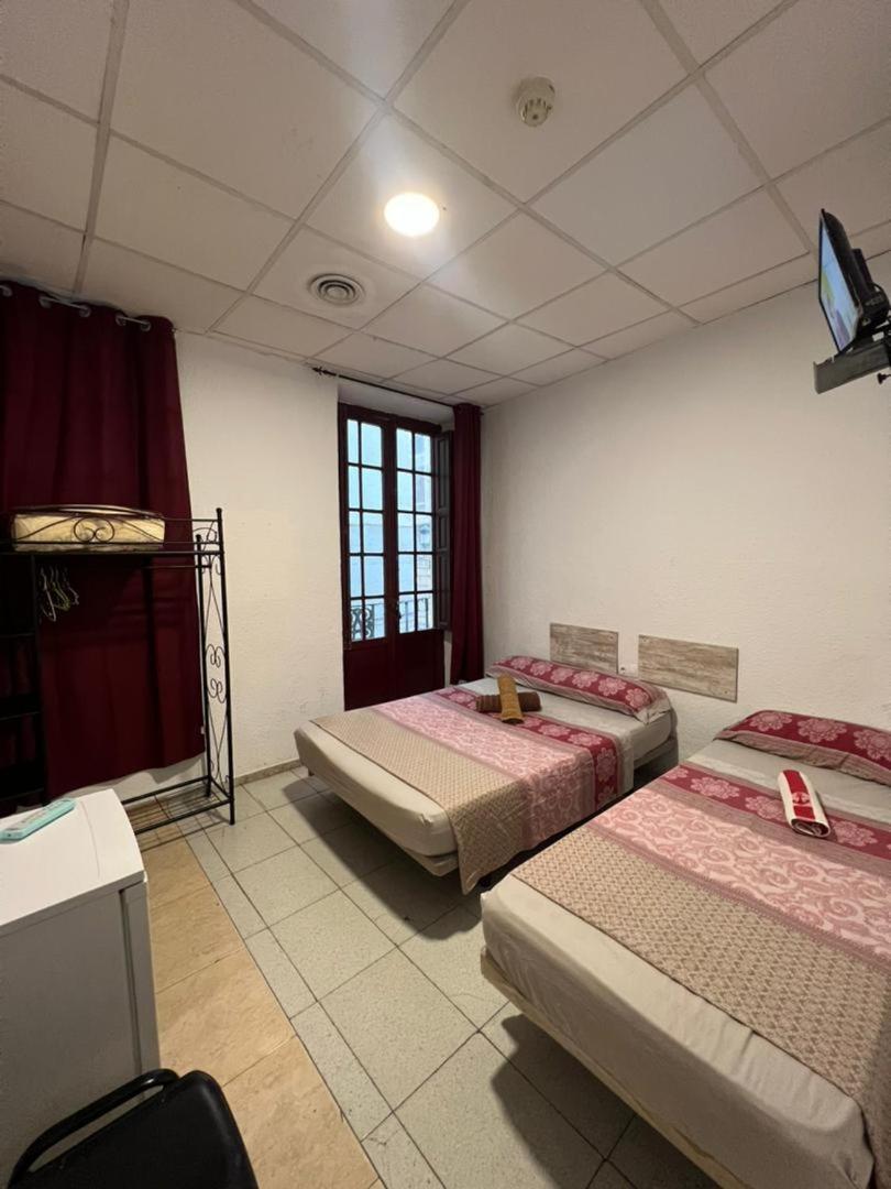 Hostal Milan Alicante Exteriör bild A room at the hotel