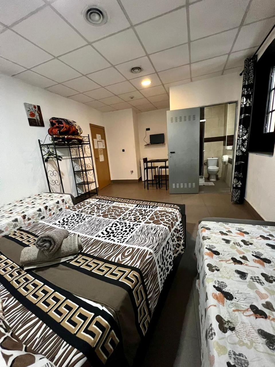 Hostal Milan Alicante Exteriör bild A typical bedroom in the new residence halls