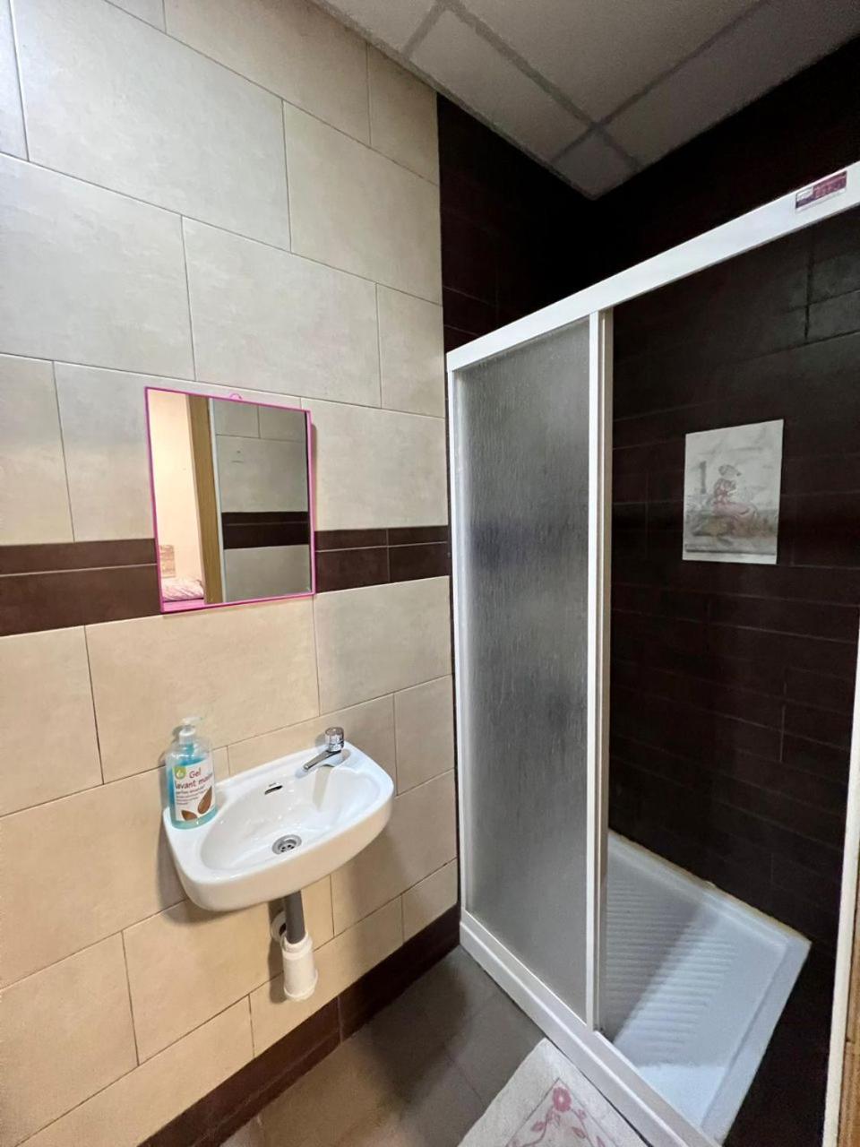 Hostal Milan Alicante Exteriör bild A shower cubicle