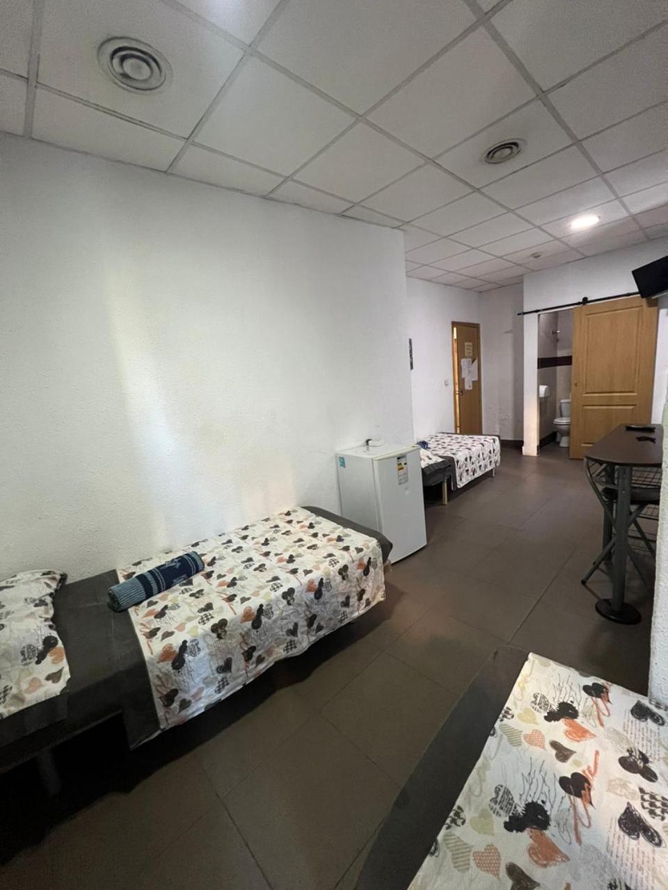Hostal Milan Alicante Exteriör bild A room at the shelter