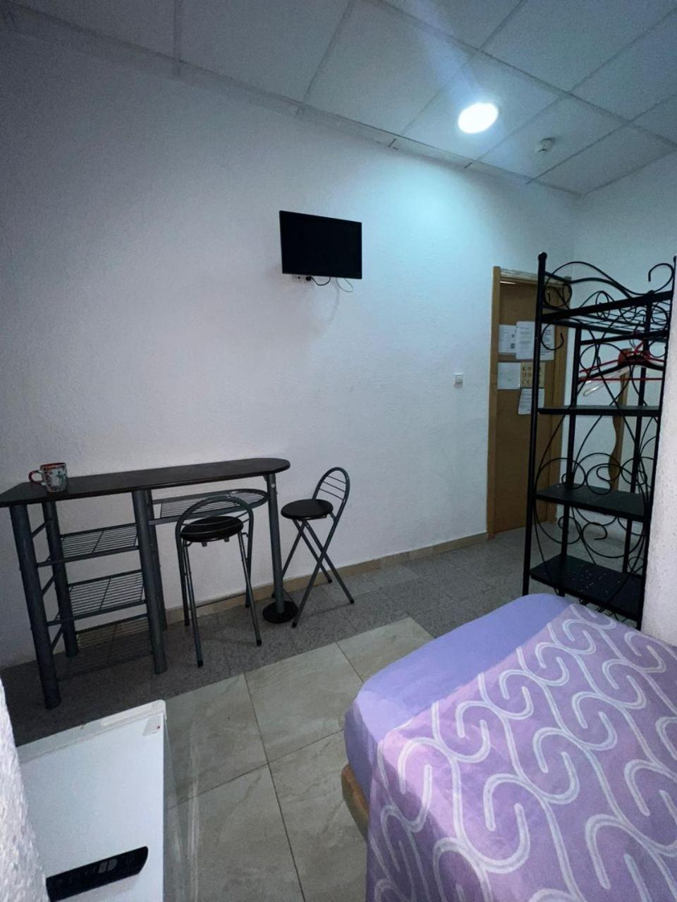 Hostal Milan Alicante Exteriör bild A room at the hostel