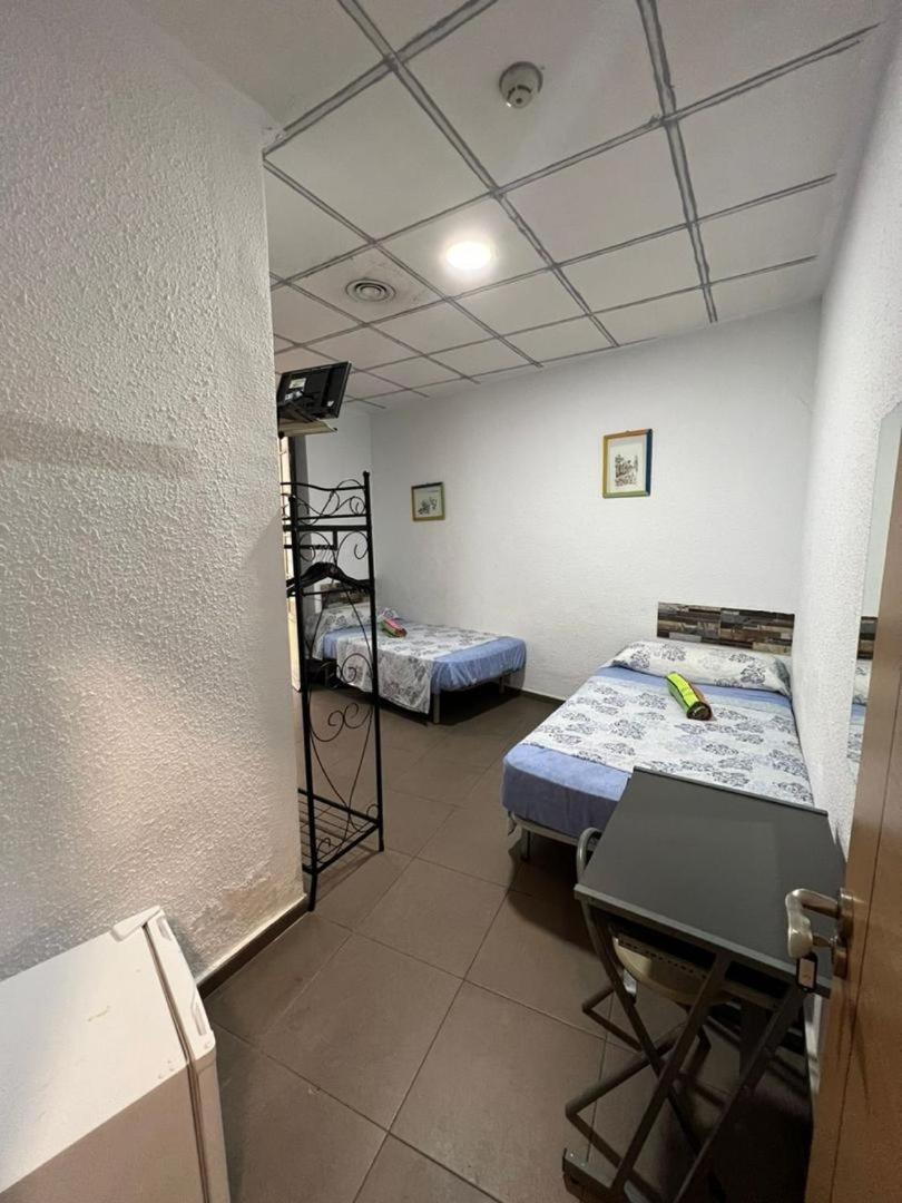 Hostal Milan Alicante Exteriör bild A room at a love hotel in Tokyo