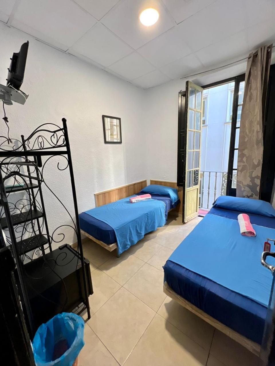 Hostal Milan Alicante Exteriör bild A typical room at the hostel