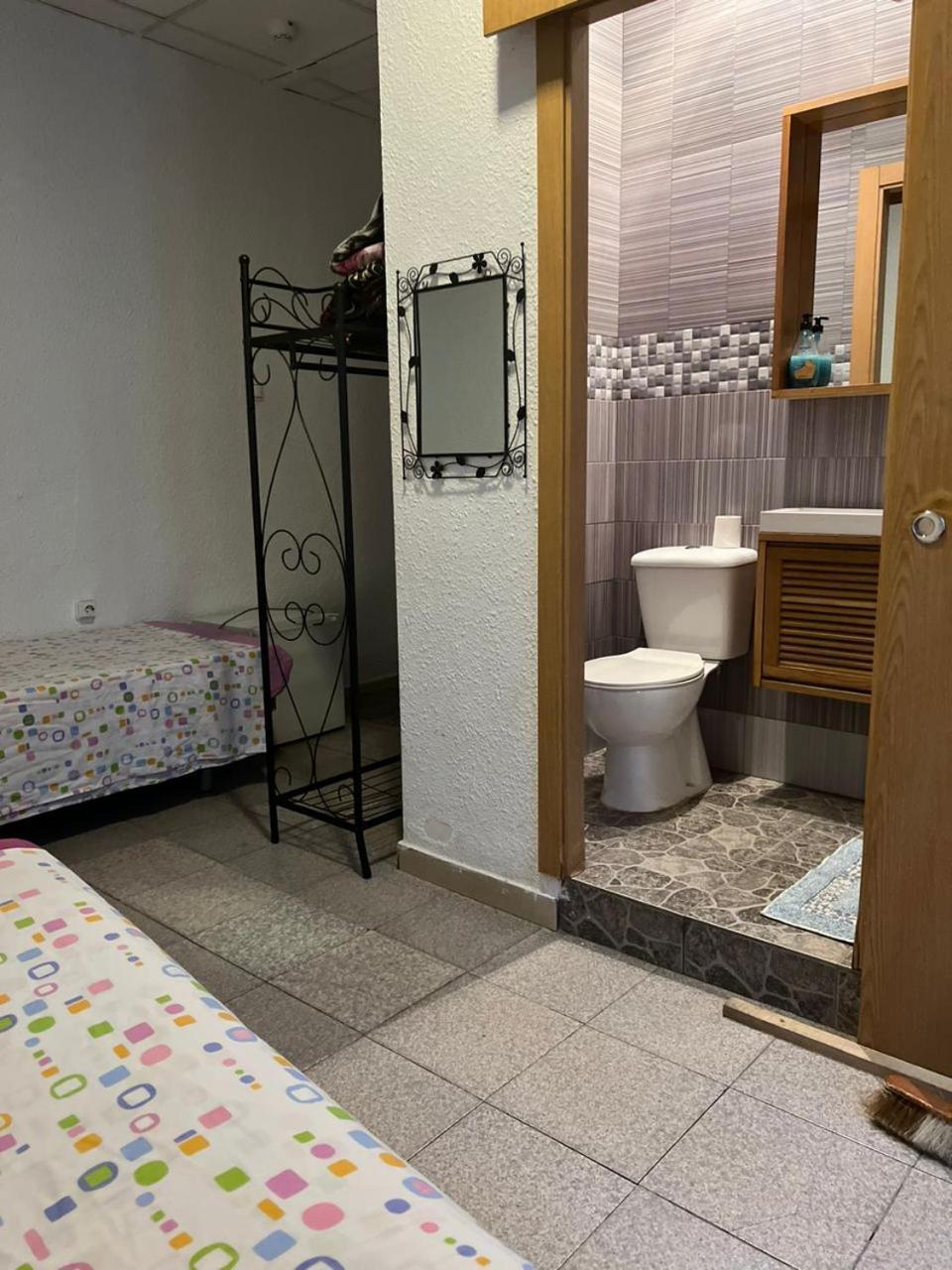 Hostal Milan Alicante Exteriör bild A bathroom in a hostel