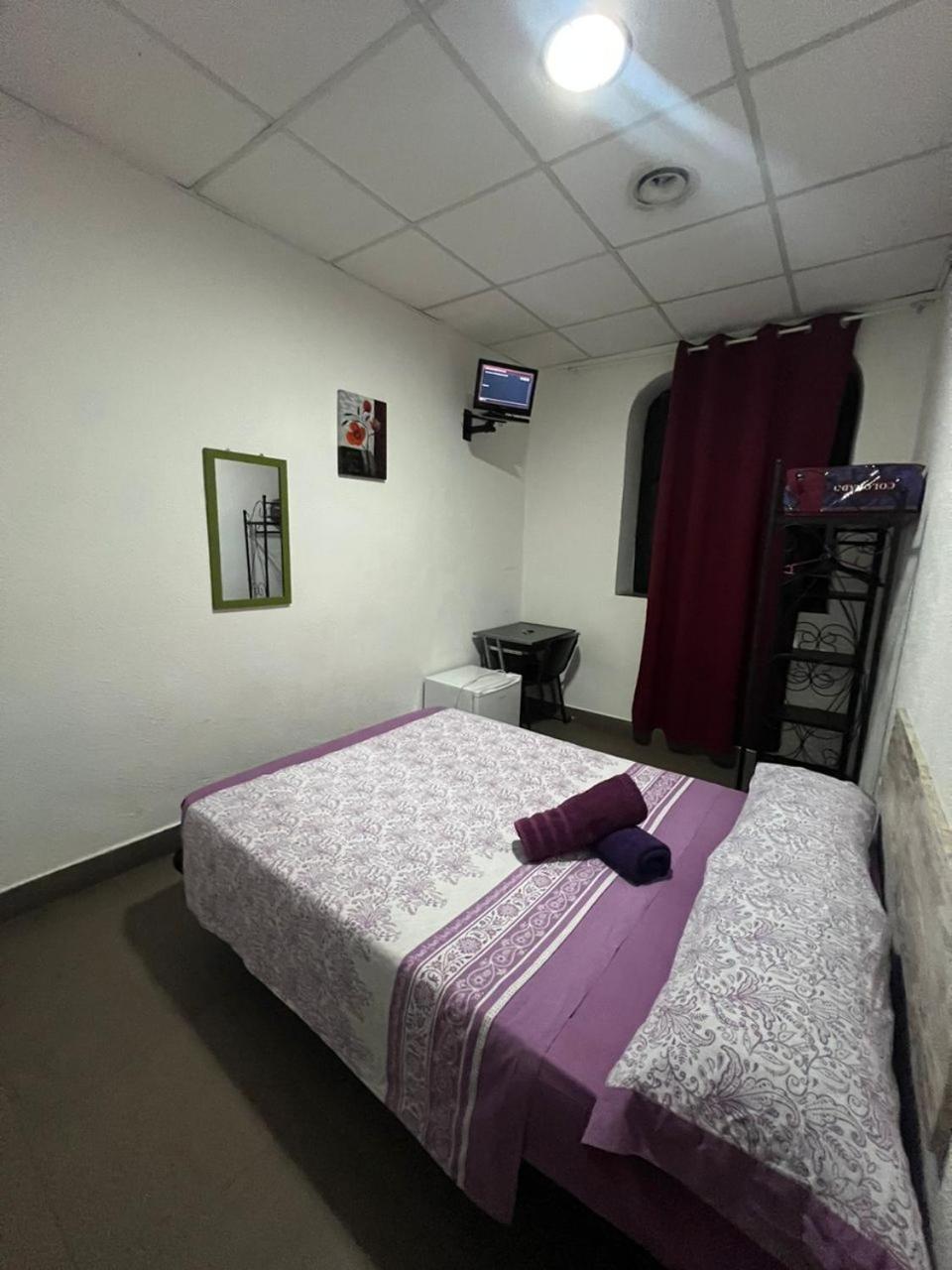 Hostal Milan Alicante Exteriör bild A typical room in a love hotel